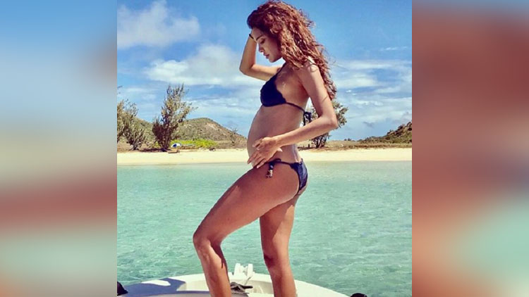 Carefree Lisa Haydon Flaunting Her Baby Bump In Public