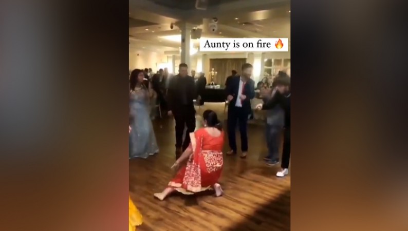 woman funny dance on wedding function video
