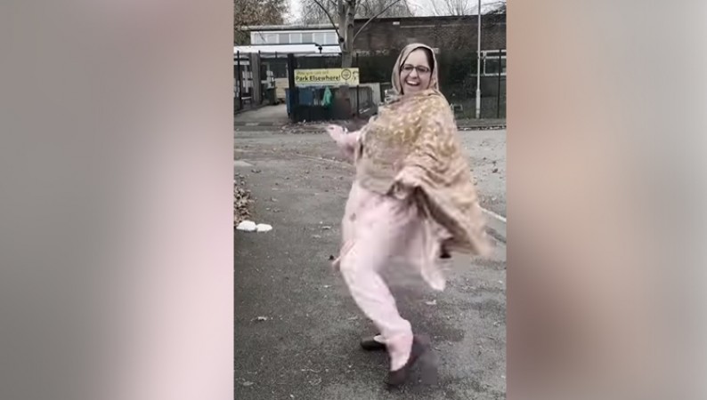 viral video desi aunty dances on bollywood song