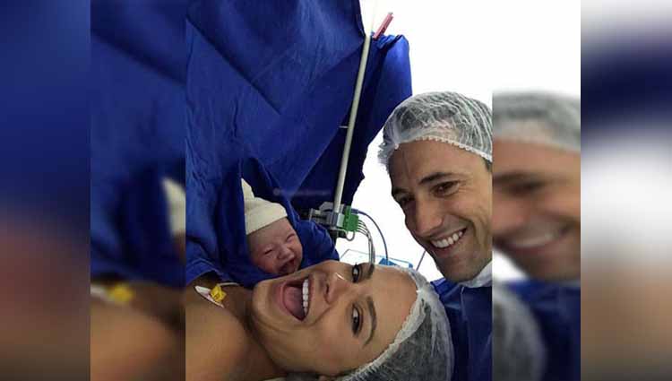 Mom Takes Selfie Right After Her C-Section And It Impossible Not To Smile At Their Photos