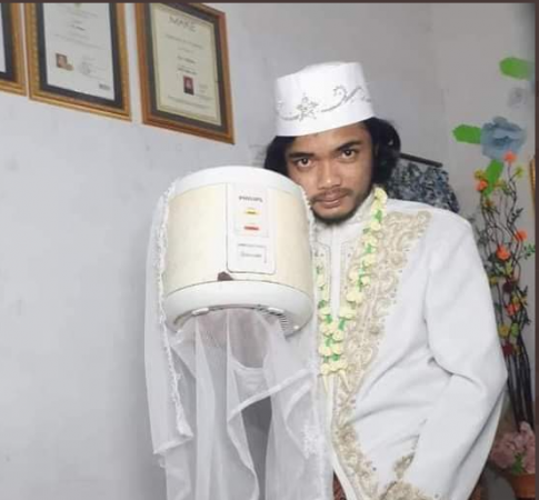 Indonesian man marrying rice cooker go viral