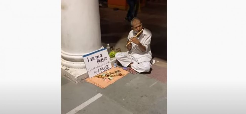 Elderly man delights people with flute performance in Delhi Connaught Place Viral video