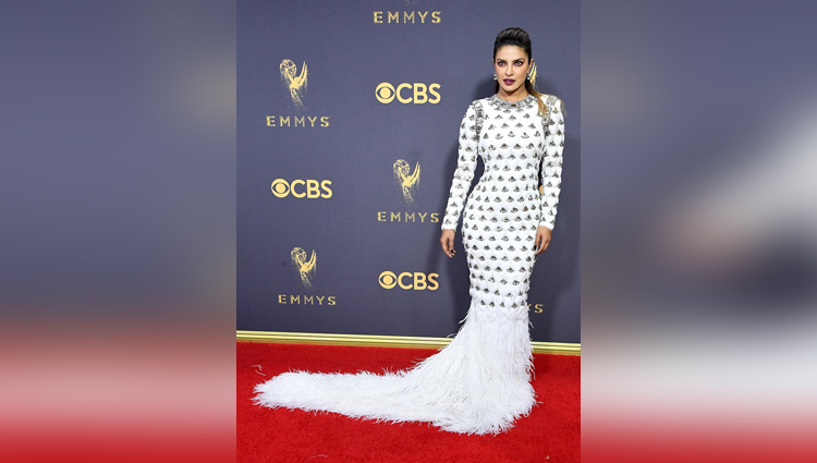 Emmys 2017 Priyanka Chopra Nails Red Carpet Look In Feathered Dress