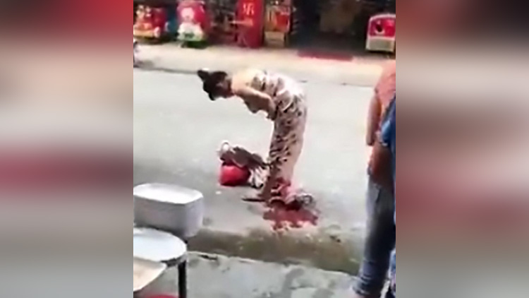 Woman gives birth on street while shopping in China
